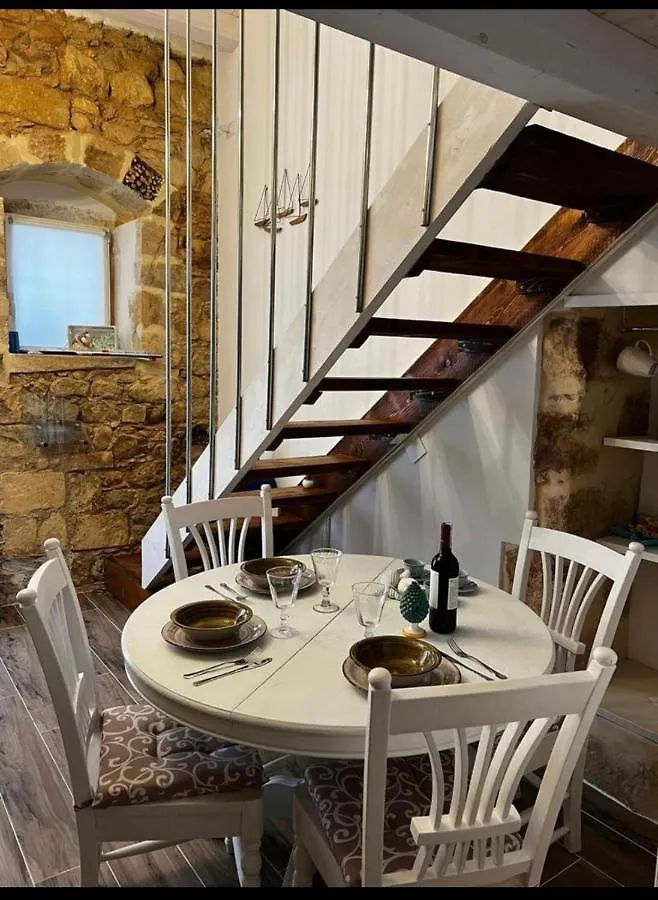 La Maison Avola