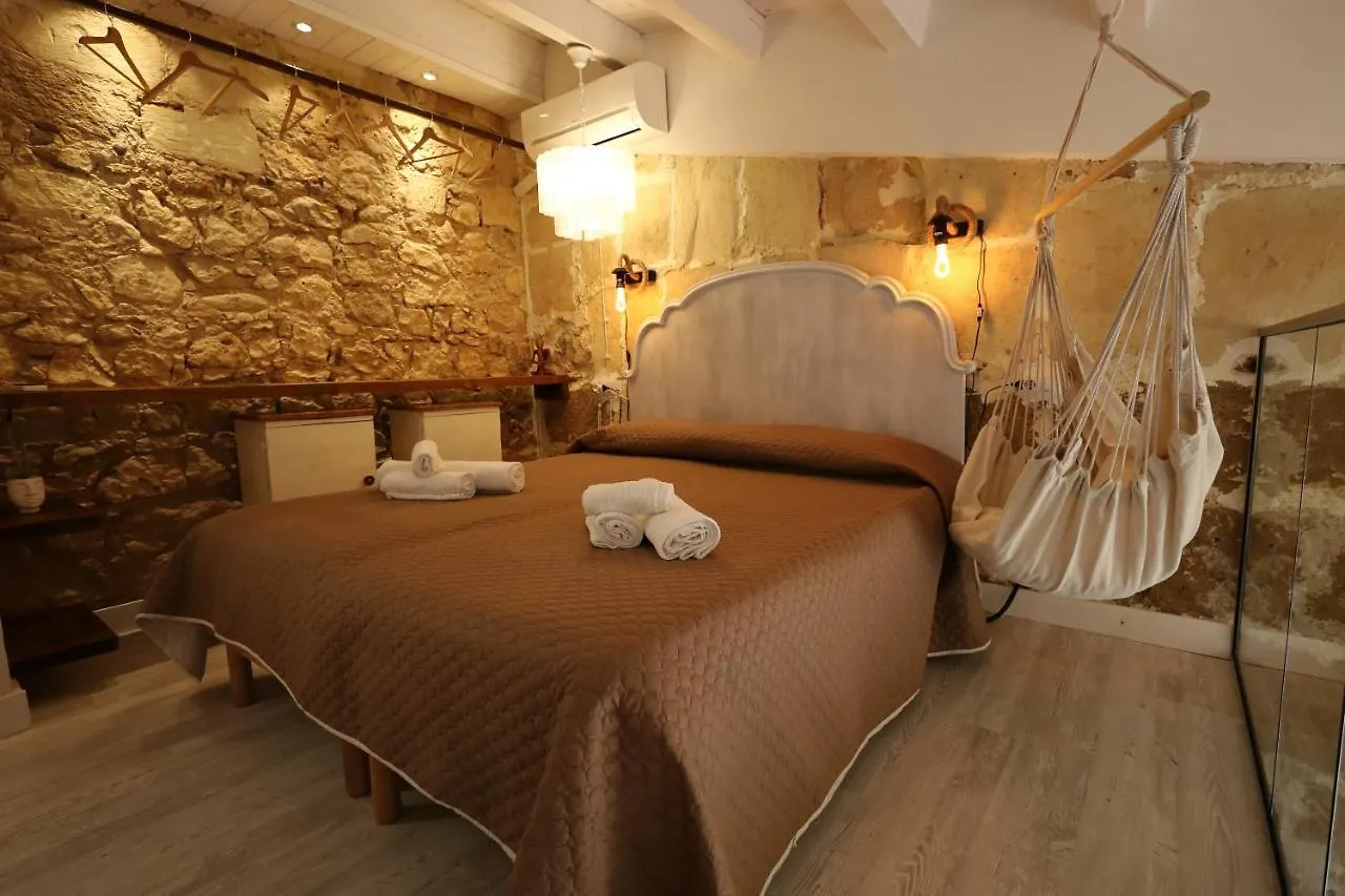 La Maison contacts